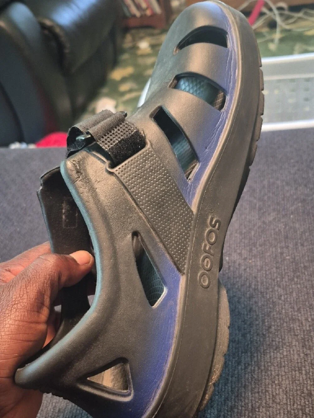 OOFOS Men's Black Sandal with Subtle Blue Sheen